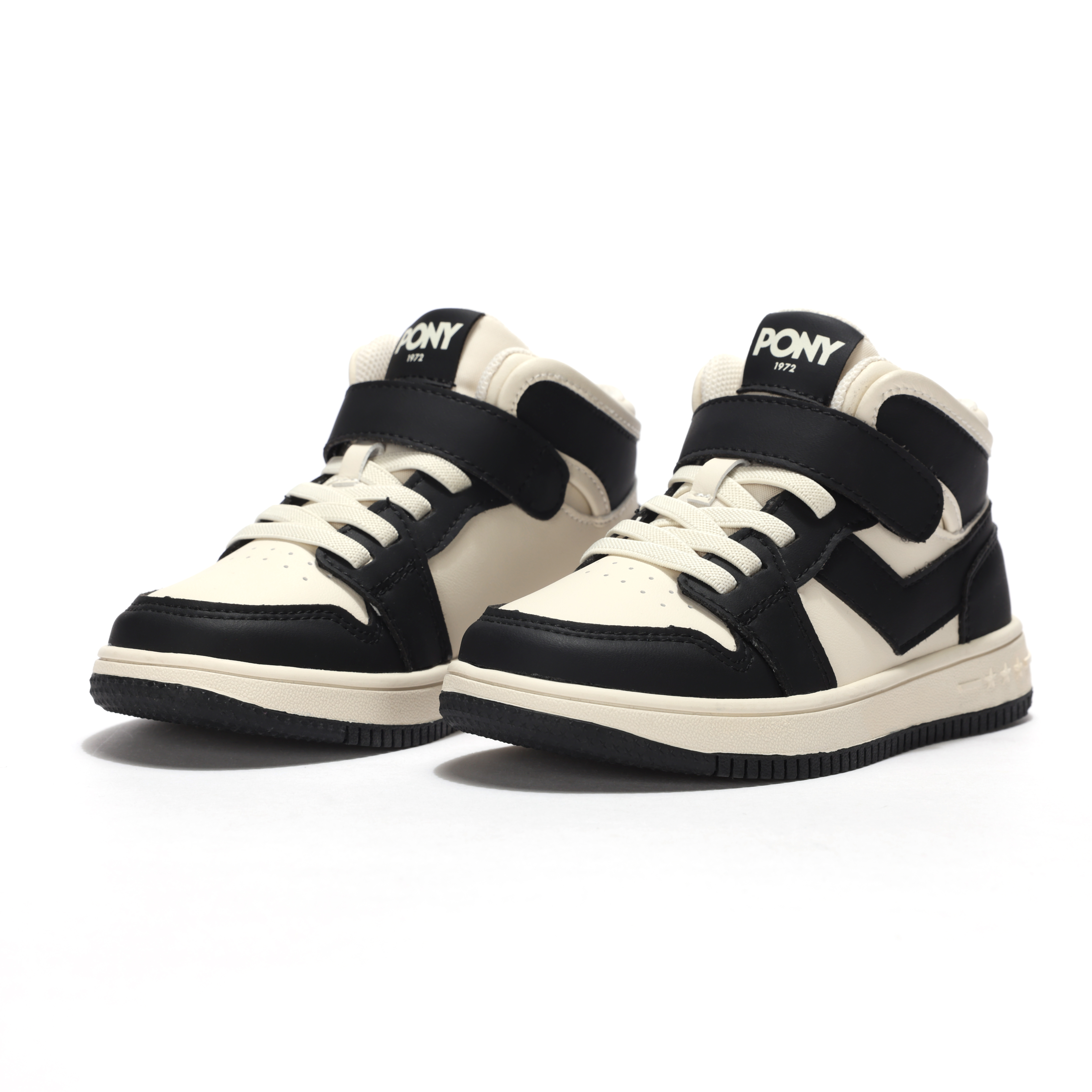 Shop 兒童 PONY 緩震輕便透氣休閒 防滑耐磨 黑白色