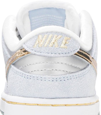 (Preschool) Sean Cliver x Nike SB Dunk Low 'Holiday Special' DJ2519-400 Sizing (Preschool) Sean Cliver x Nike SB Dunk Low 'Holiday Special' DJ2519-400