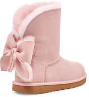 Shop UGG 經典迷你 II 折疊蝴蝶結 雪靴 大童 粉色