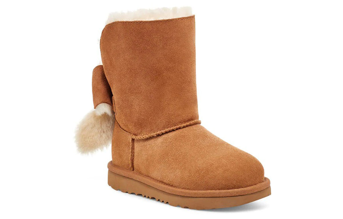 Lookbook UGG 經典迷你 II 反折蝴蝶結 雪地靴 大童 栗子棕色