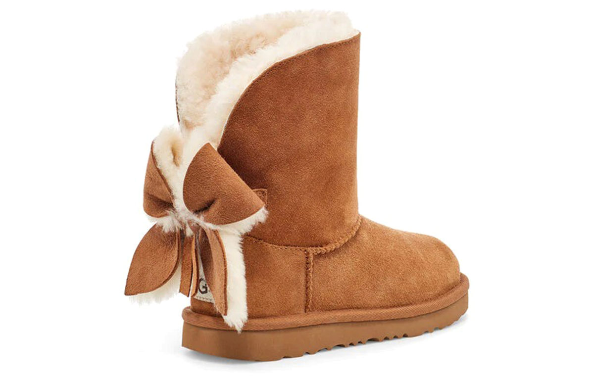 Shop UGG 經典迷你 II 反折蝴蝶結 雪地靴 大童 栗子棕色
