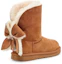 Shop UGG 經典迷你 II 反折蝴蝶結 雪地靴 大童 栗子棕色