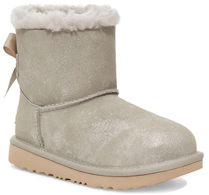 (Preschool) UGG Mini Bailey Bow II Shimmer Snow Boots Kid 1116173T-GOA Lookbook (Preschool) UGG Mini Bailey Bow II Shimmer Snow Boots Kid 1116173T-GOA