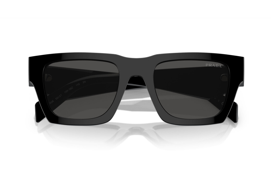 Shop 【处方镜片可选】PRADA黑色不规则醋酸纤维太阳镜，带品牌标识。 PRA06S16K08Z