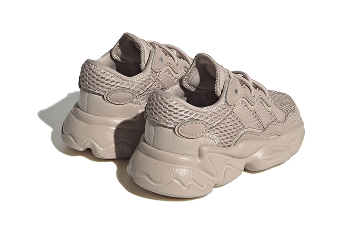 Shop （幼童）adidas Ozweego ‘奇妙茶褐’ HQ1623