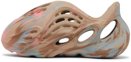 (幼童) 愛迪達 Yeezy Foam Runner 'MX Sand Grey' GY3971 Lookbook (幼童) 愛迪達 Yeezy Foam Runner 'MX Sand Grey' GY3971