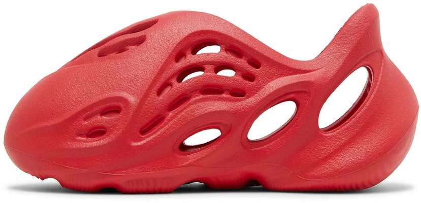 (TD) adidas Yeezy Foam Runner 'Vermillion' Merah GX1137 Lookbook (TD) adidas Yeezy Foam Runner 'Vermillion' Merah GX1137