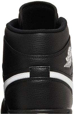 Air Jordan 1 Mid Cleat 2023 'Hitam' FJ6805-001 Sizing Air Jordan 1 Mid Cleat 2023 'Hitam' FJ6805-001