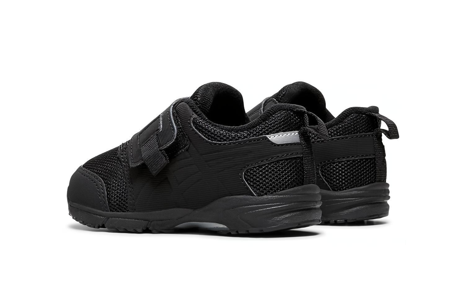 Shop 亞瑟士 (Asics) Moogee Baby 魔術貼 防滑耐磨 低筒運動跑步鞋 黑色