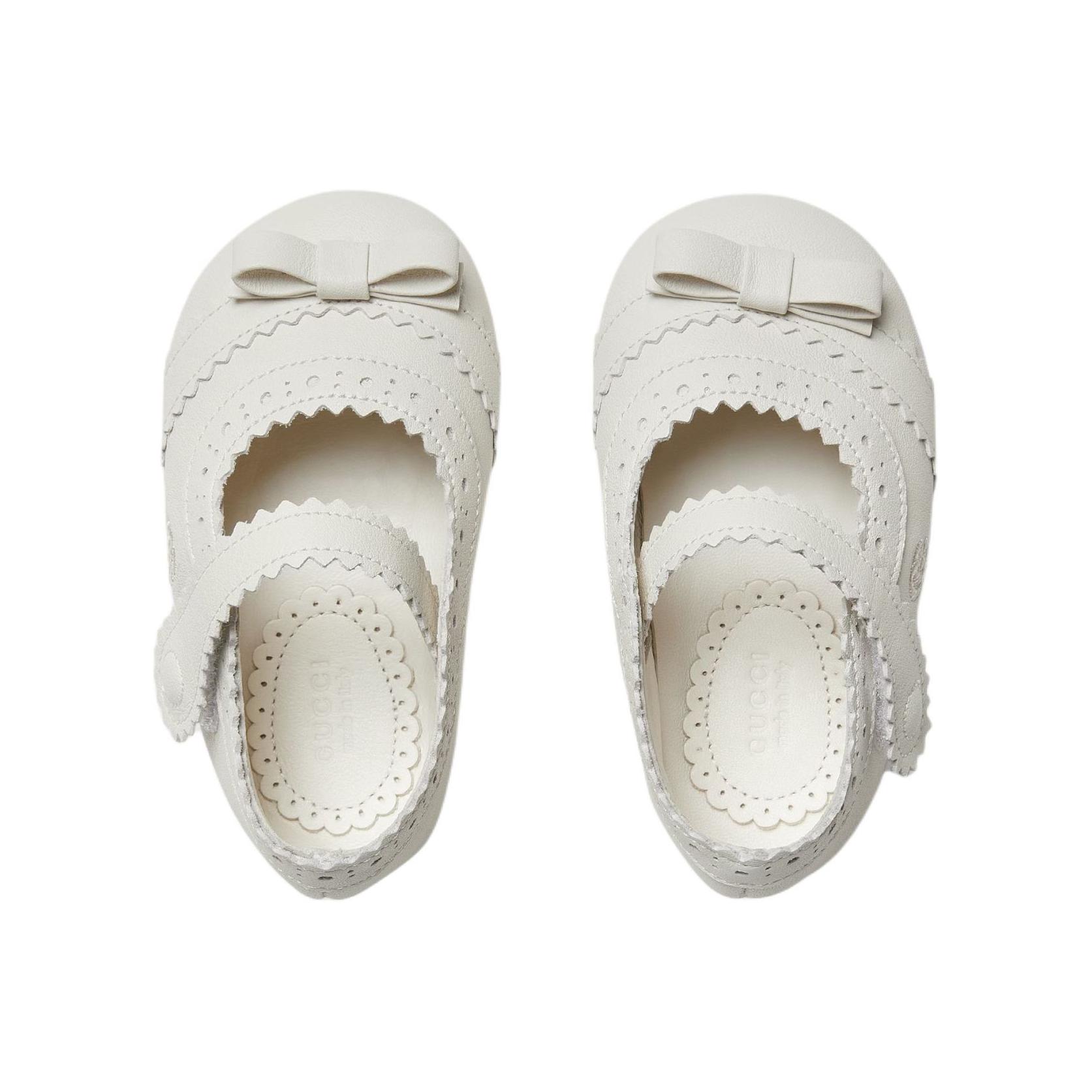 Shop (TD) Gucci 白色平底扣装饰扇形边饰休闲鞋 779150-BLN00-9050