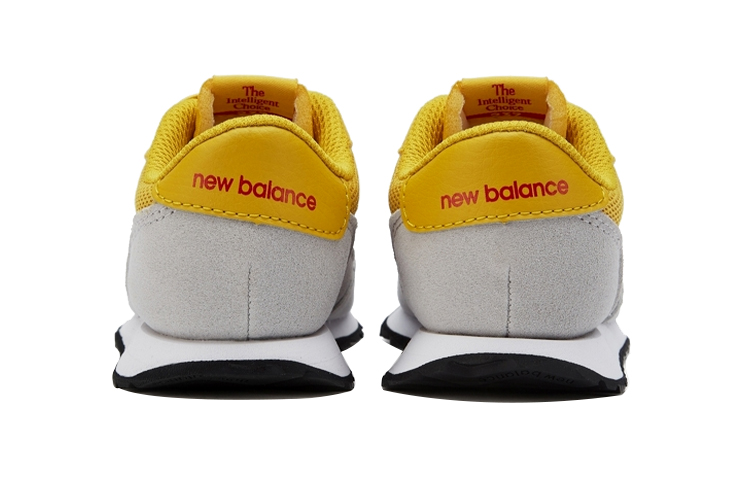 Shop New Balance 237系列 低筒跑步鞋 黃灰（適用於嬰童）