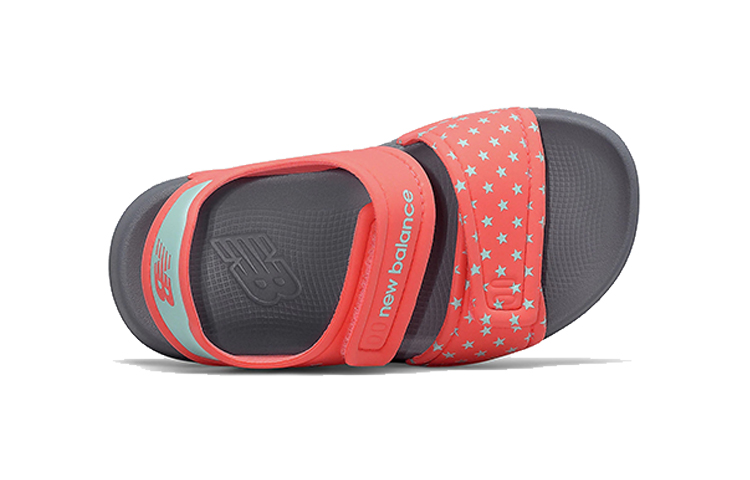 Lookbook New Balance 嬰童運動涼鞋 紅色