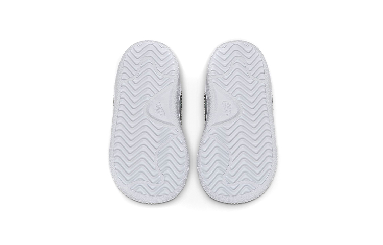 Shop (TD) 耐克Court Royale白/黑色运动鞋 833537-107