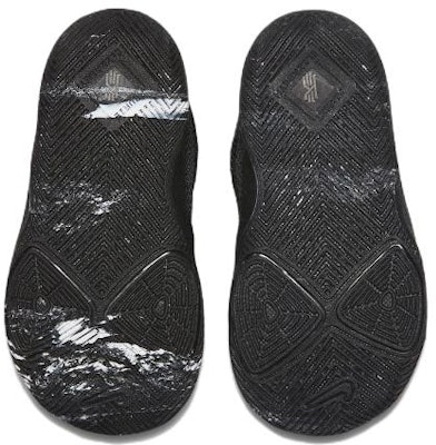(TD) Nike Kyrie 3 'Triple Hitam' 869984-005 Shop (TD) Nike Kyrie 3 'Triple Hitam' 869984-005