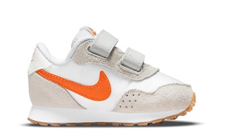 (TD) Nike MD Valiant 'Putih Jingga' CN8560-103 Order (TD) Nike MD Valiant 'Putih Jingga' CN8560-103