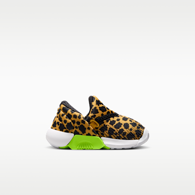 Lookbook (TD) Nike Swoosh Go Oro Università/Bolt/Bianco/Nero IV5719-700