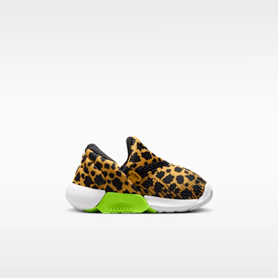 (TD) Nike Swoosh Go Oro Università/Bolt/Bianco/Nero IV5719-700 Lookbook (TD) Nike Swoosh Go Oro Università/Bolt/Bianco/Nero IV5719-700