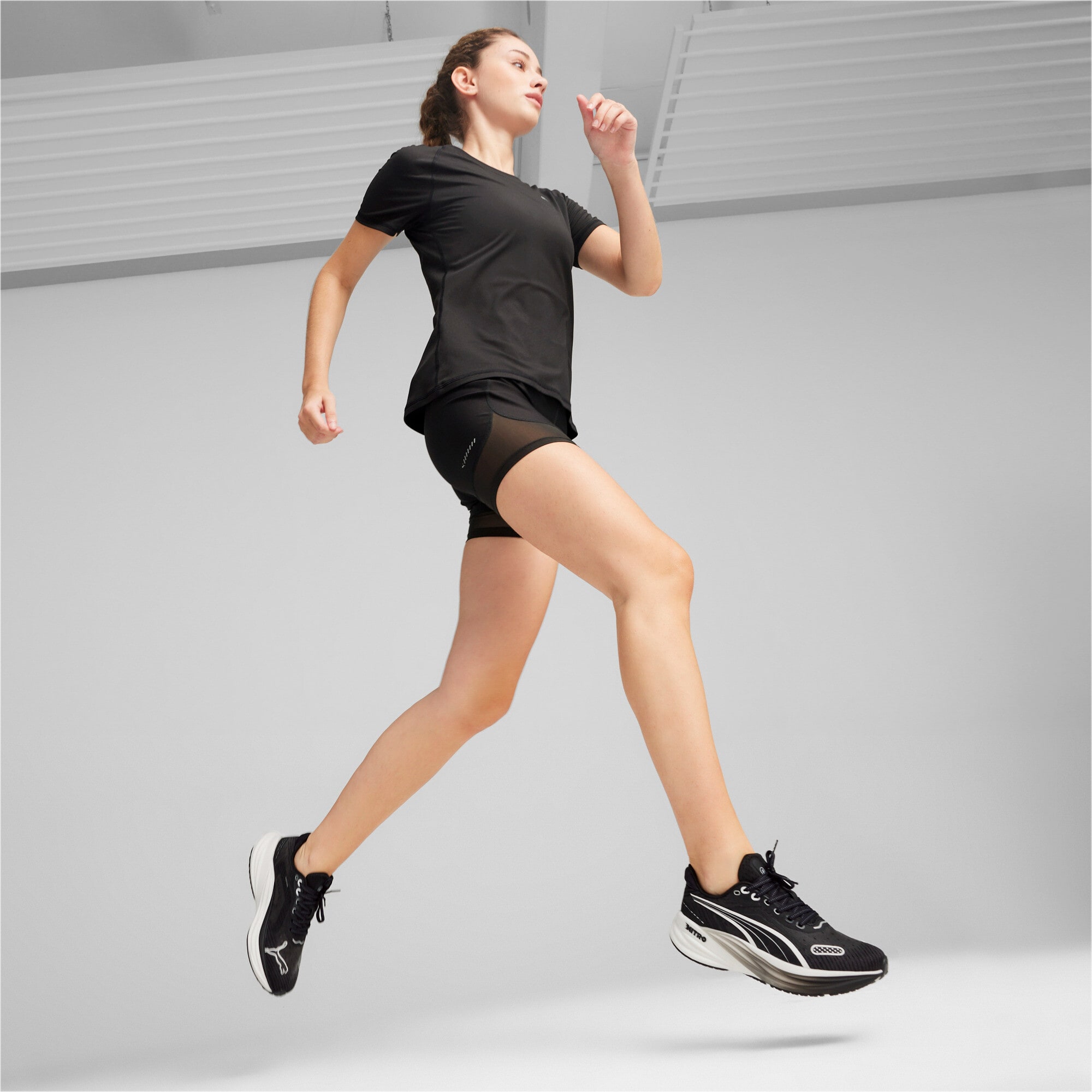 Lookbook (W) Sepatu Lari Magnify Nitro 2 Tech 380091-01