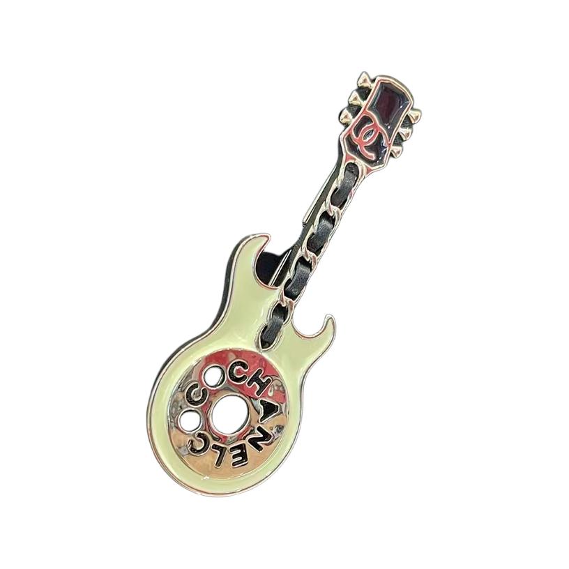 Lookbook (W) 【24A 新品】CHANEL 金色皮革立體吉他胸針 金/黑 ABE046 B17341 NZB81