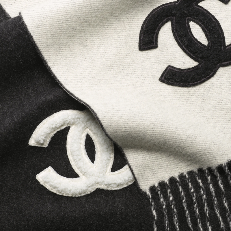 Shop (W) 【24K新品】シャネル タッセル装飾 ニットスカーフ ブラック/ホワイト AAA557B18377NZZE6