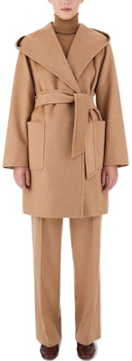 (W) Abrigo Medio con Capucha y Cinturón Color Camel de ''S Max Mara. 1016183306001-RIALTO Lookbook (W) Abrigo Medio con Capucha y Cinturón Color Camel de ''S Max Mara. 1016183306001-RIALTO