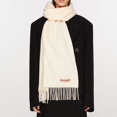 (W) Acne Studios Logo Wool Scarf Putih Hangat. CA0210AEI Lookbook (W) Acne Studios Logo Wool Scarf Putih Hangat. CA0210AEI