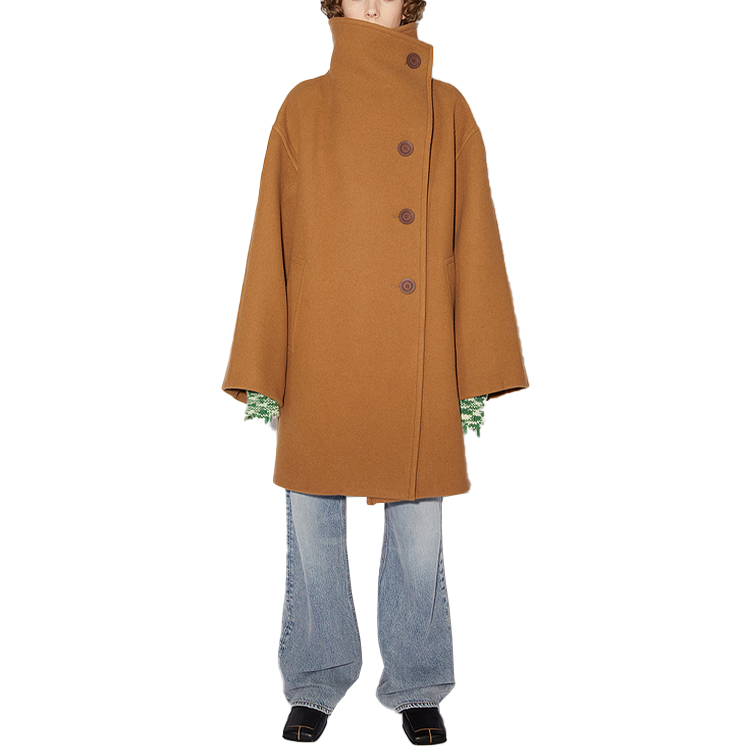 Lookbook (W) Abrigo Marrón Acne Studios con Cuello Bufanda y Detalle de Logo. A90395-640