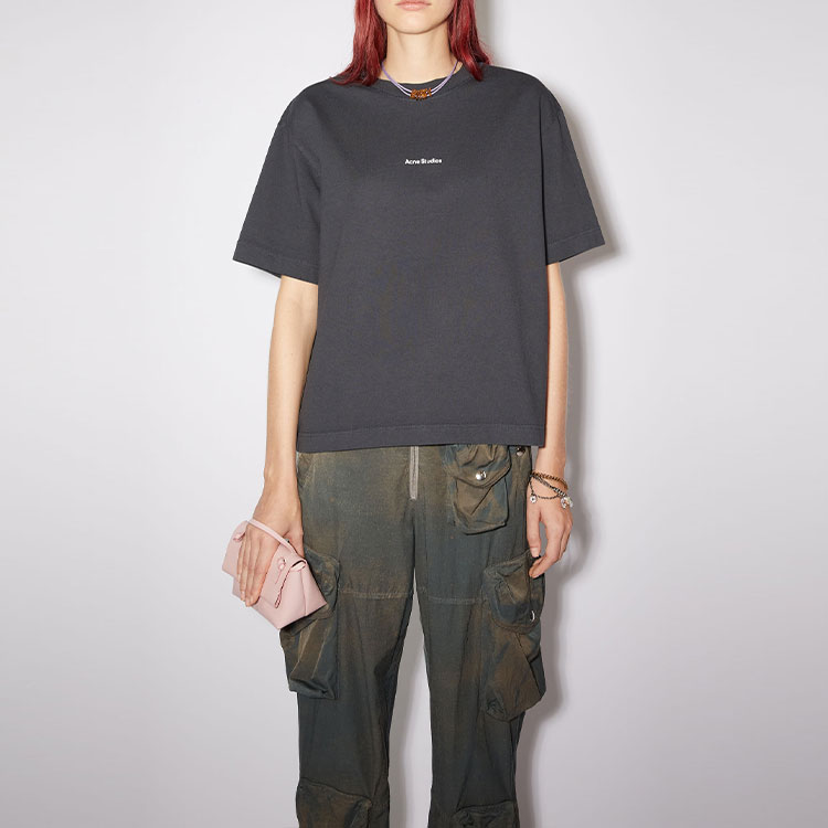 Lookbook (W) 아크네 스튜디오 FW21 블랙 로고 레터 반팔 티셔츠. AL0135-900