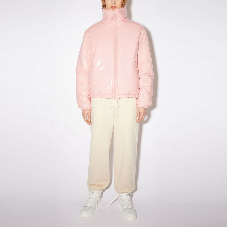 Lookbook (W) Acne Studios FW21 Jaket Pink Glossy Puffer dengan Patch Wajah Bordir. C90066-AD1
