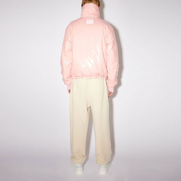 Shop (W) Acne Studios FW21 Jaket Pink Glossy Puffer dengan Patch Wajah Bordir. C90066-AD1
