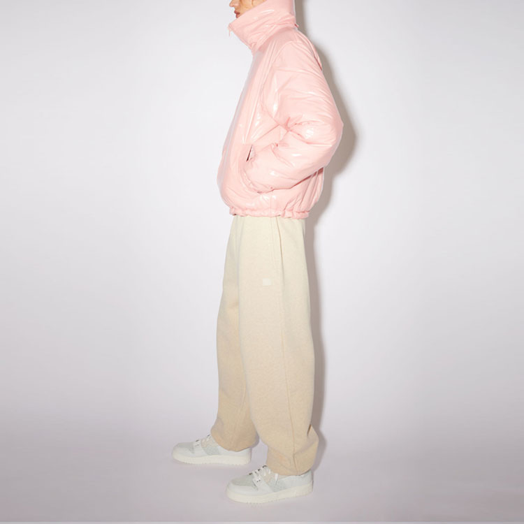 Purchase (W) Acne Studios FW21 Jaket Pink Glossy Puffer dengan Patch Wajah Bordir. C90066-AD1
