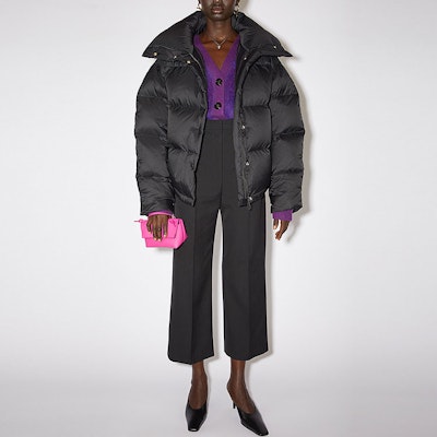 (W) Acne Studios FW22 Chaqueta Abrigada Negra de Algodón Manga Larga. A90456-900 Lookbook (W) Acne Studios FW22 Chaqueta Abrigada Negra de Algodón Manga Larga. A90456-900