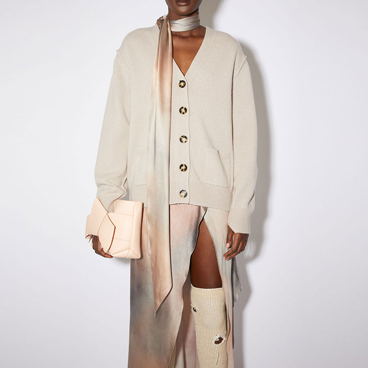 Lookbook (W) Cárdigan de Lana Acne Studios FW22 para Mujer Escote en V Color Crema. A60376-AE5