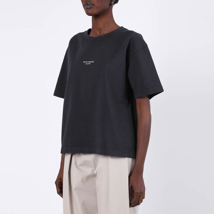 Lookbook (W) Camiseta Negra Manga Corta con Logo de Acne Studios. FN-WN-TSHI000196