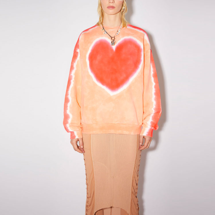 Lookbook (W) 아크네 스튜디오 SS22 하트 프린트 오렌지 크루넥 풀오버 스웻셔츠. AI0119-CUI