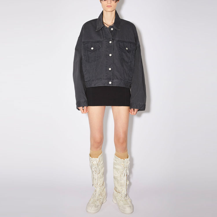 Lookbook (W) Chaqueta Acne Studios SS22 de Mezclilla Vintage Manga Larga en Gris Oscuro. A90424-AA3