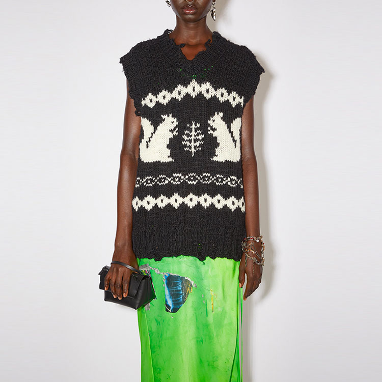 Lookbook (W) Acne Studios SS22 Suéter sin mangas negro de lana con estampado animal. A60379-J83