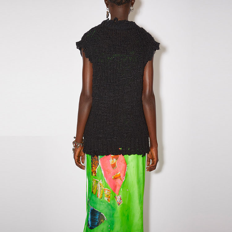 Shop (W) Acne Studios SS22 Suéter sin mangas negro de lana con estampado animal. A60379-J83