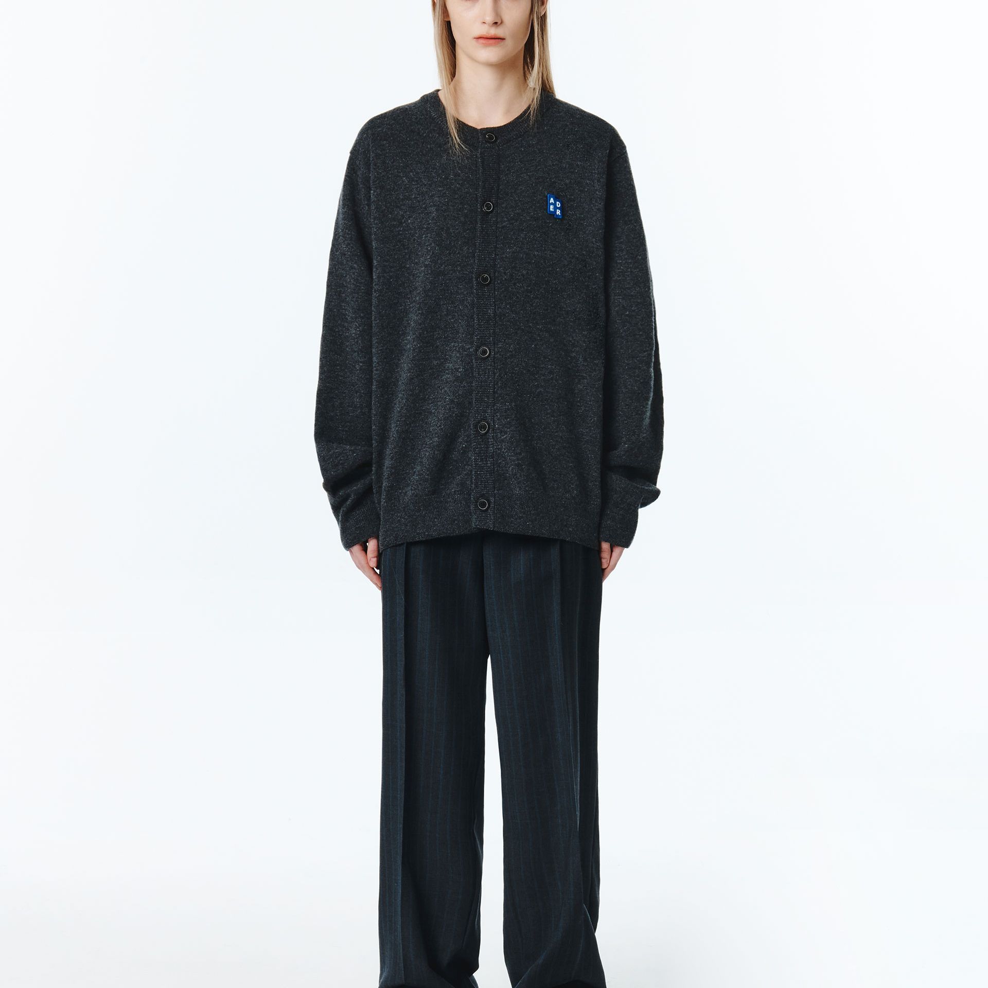 Shop (W) ADER ERROR Kardigan Kelabu Arang dengan Perincian Patch. BMSGFYKT0702CC