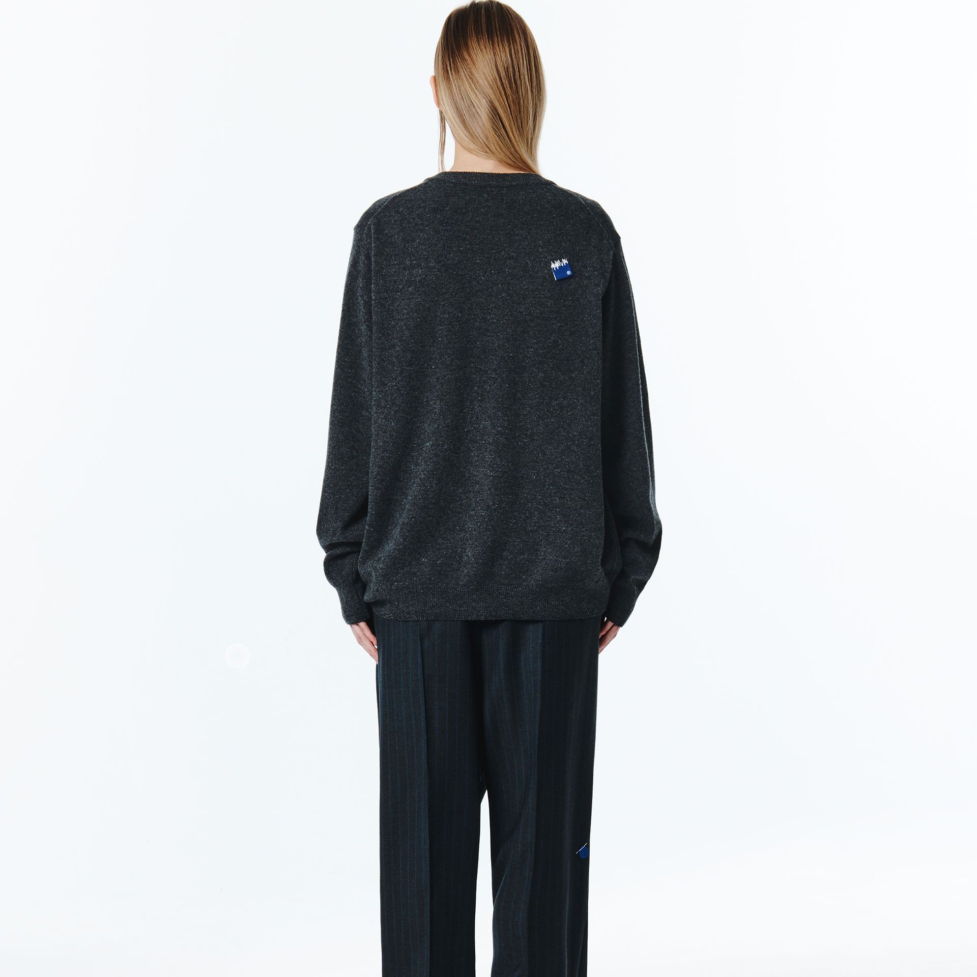 Purchase (W) ADER ERROR Kardigan Kelabu Arang dengan Perincian Patch. BMSGFYKT0702CC