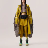 Shop (W) adidas 寬鬆版型長款連帽外套帶有標誌,黃色. IN3622