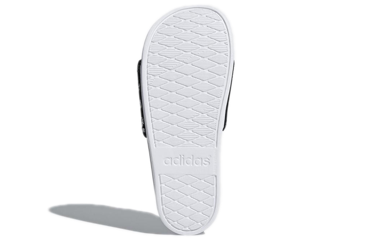 Details for (W) adidas Adilette CloudFoam Plus Tongs Graphiques ''Core Black''. CG2820