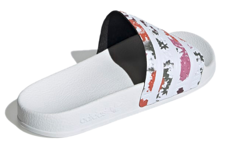 Shop adidas originals Adilette 滑梯 女款 白色 花卉 拖鞋