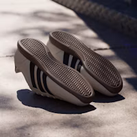 Shop (W) adidas Barreda Lo 運動鞋 奶油白/核心黑/碳色 KJ4749