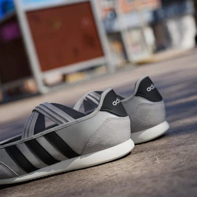 (W) 아디다스 바레다 메리 제인 슈즈 실버 메탈릭/코어 블랙/오프 화이트 HP3520 1