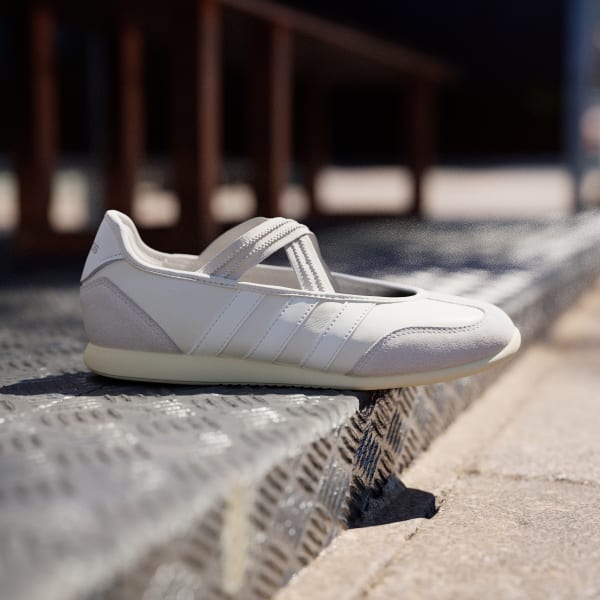 Lookbook (W) アディダス バレダ メリージェーン スニーカー ワンダーホワイト/オフホワイト/ウォームバニラ HQ7399