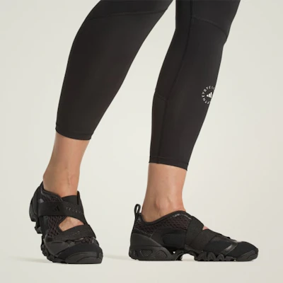 (W) adidas by Stella McCartney Sportswear X Trainer Hitam/Ecoblack/Coklat Pudar JR4683 Lookbook (W) adidas by Stella McCartney Sportswear X Trainer Hitam/Ecoblack/Coklat Pudar JR4683
