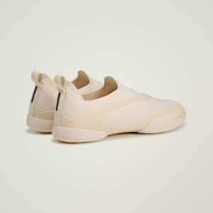 アディダス ステラマッカートニー テコンドー アーモンドミルク/Coreブラック JQ2976 1