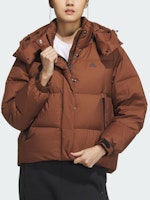 (W) Chaqueta adidas Daily 600 Fill Impermeable con Capucha Desmontable de Plumas. IW0773 Lookbook (W) Chaqueta adidas Daily 600 Fill Impermeable con Capucha Desmontable de Plumas. IW0773