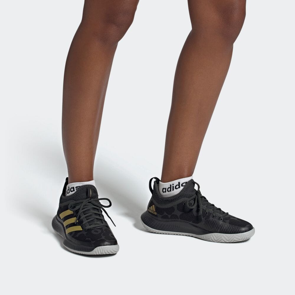 Sizing adidas 叛逆世代多場地網球鞋 女款 黑金